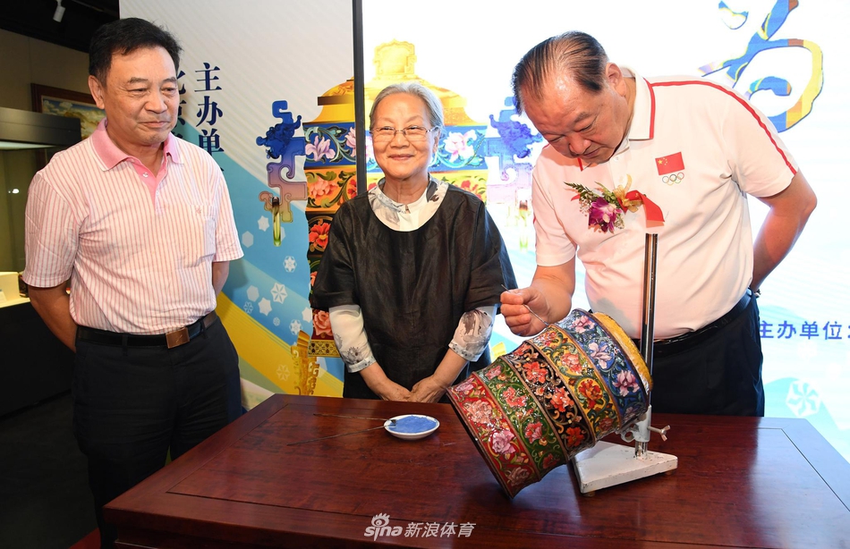 北京冬奥会特许商品“冬奥五环珐琅尊”发布