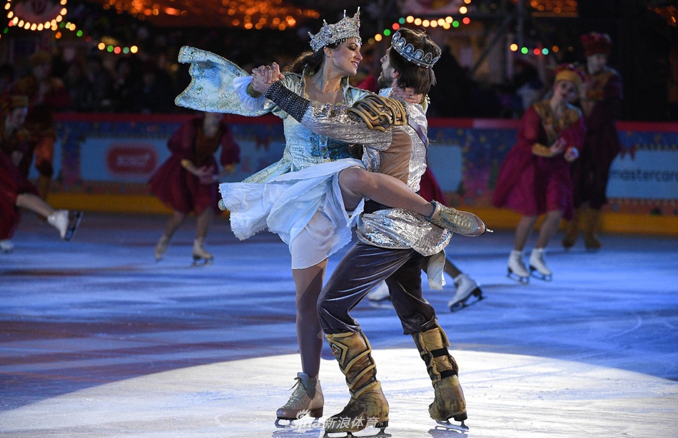 莫斯科红场露天滑冰场 扎吉托娃领衔冰上表演