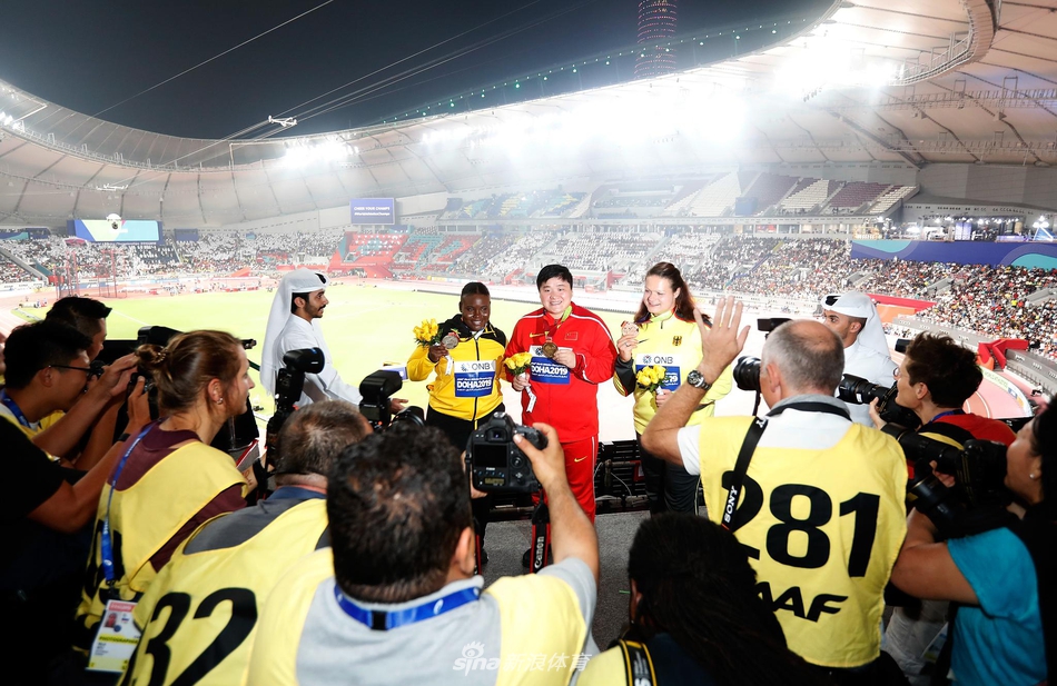 田径世锦赛女子铅球颁奖 巩立姣摘金