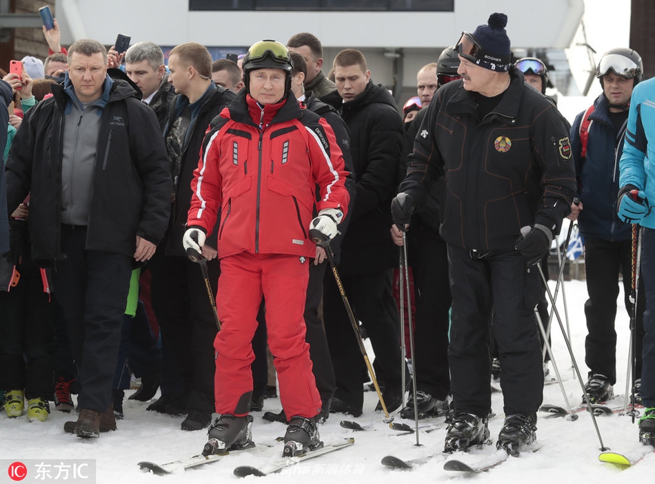 普京与白俄罗斯总统卢卡申科一起滑雪