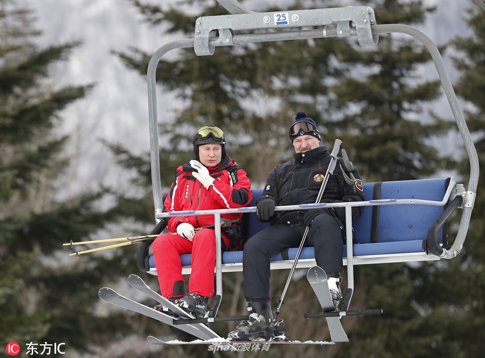 普京与白俄罗斯总统卢卡申科一起滑雪