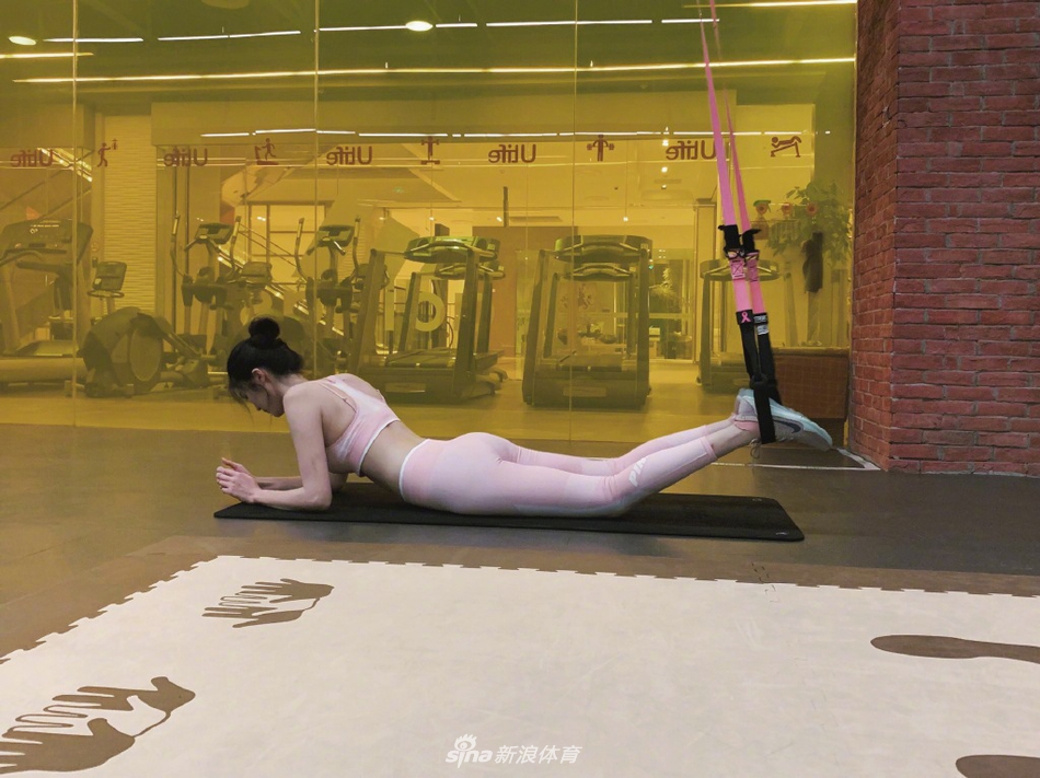 维密超模何穗健身 蜜桃粉抢镜