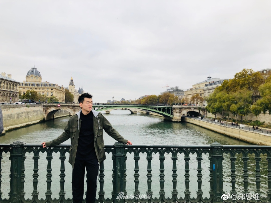 郑思维黄雅琼巴黎街头拍大片