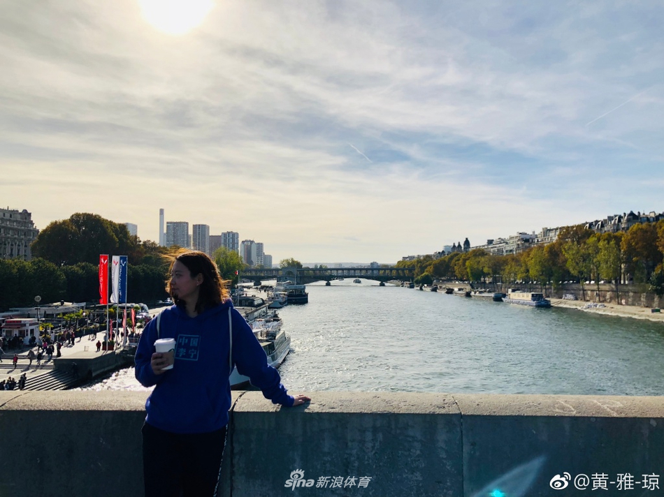 郑思维黄雅琼巴黎街头拍大片