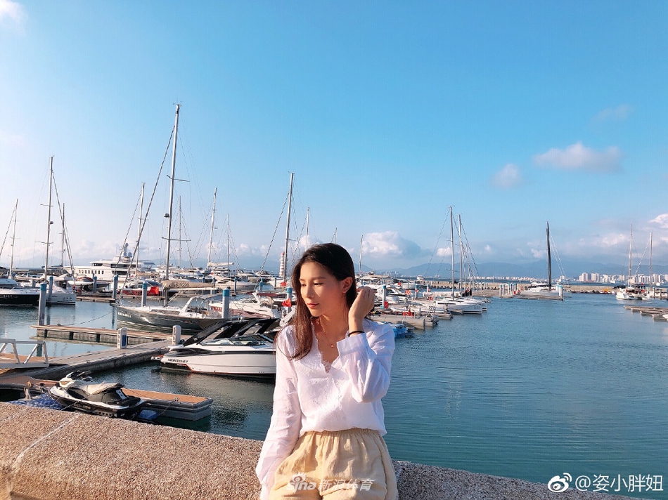 跳水女神何姿出海美照