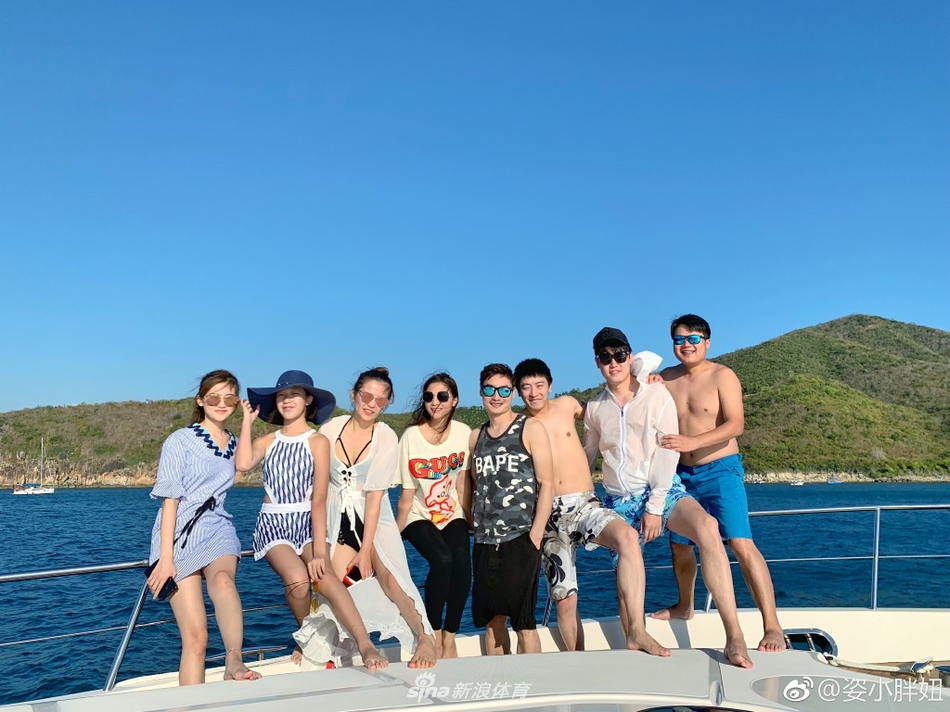 跳水女神何姿出海美照