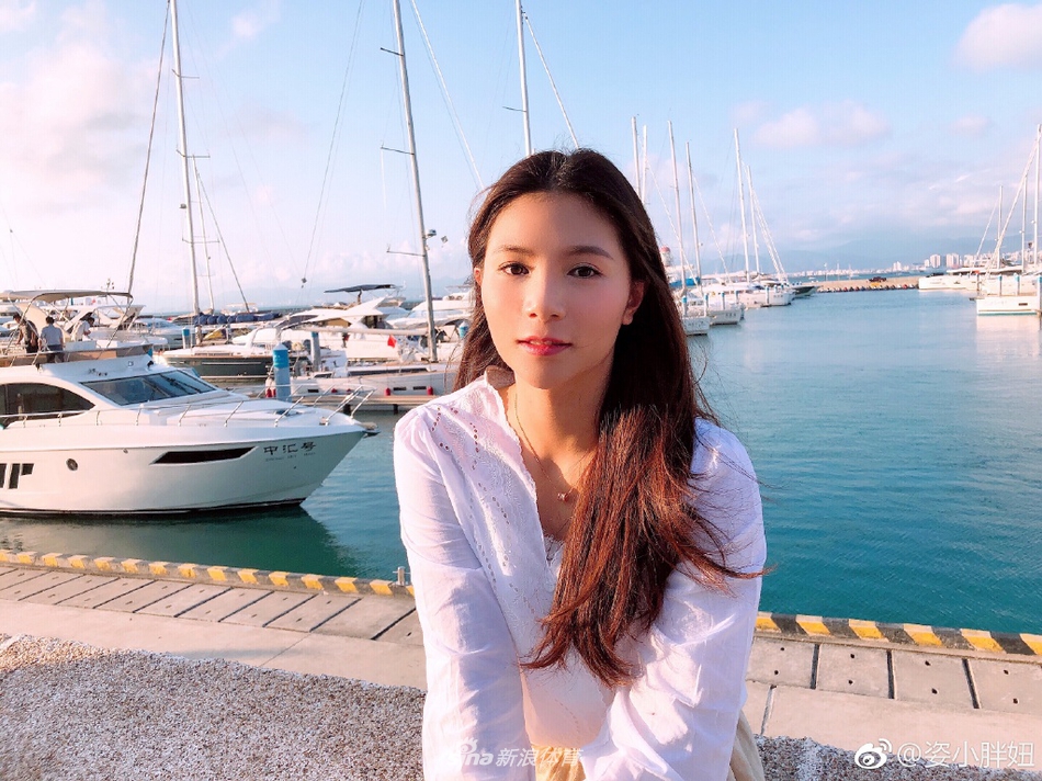 跳水女神何姿出海美照