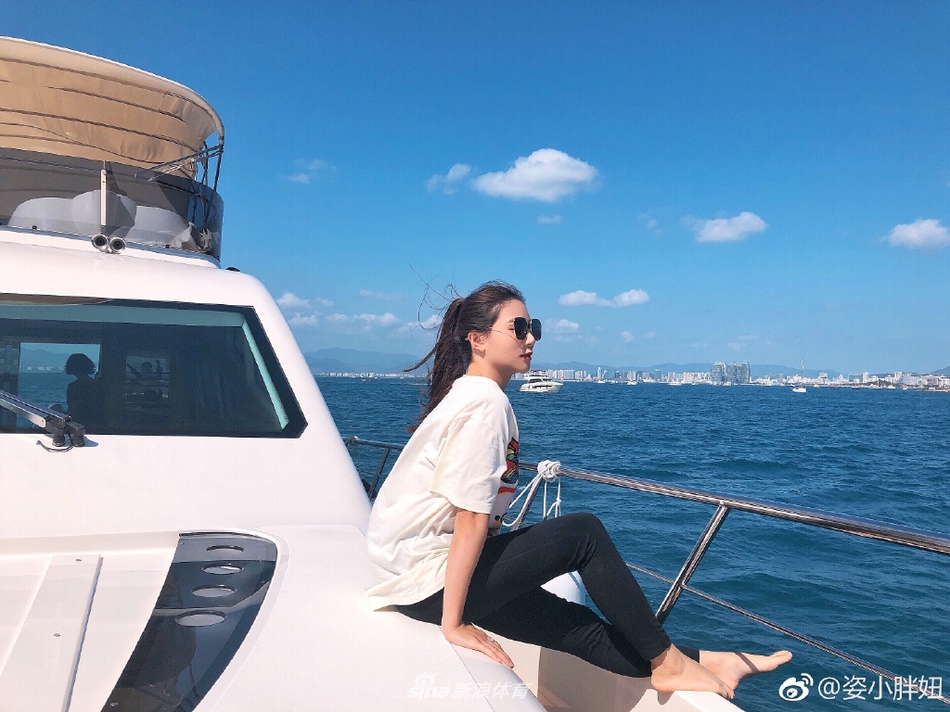 跳水女神何姿出海美照