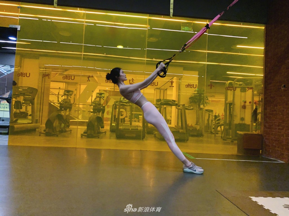 维密超模何穗健身 蜜桃粉抢镜