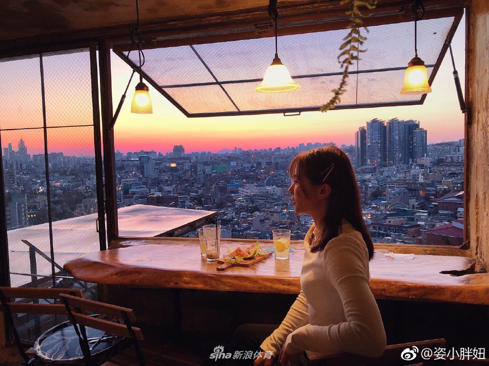 何姿出游美照穿搭时尚