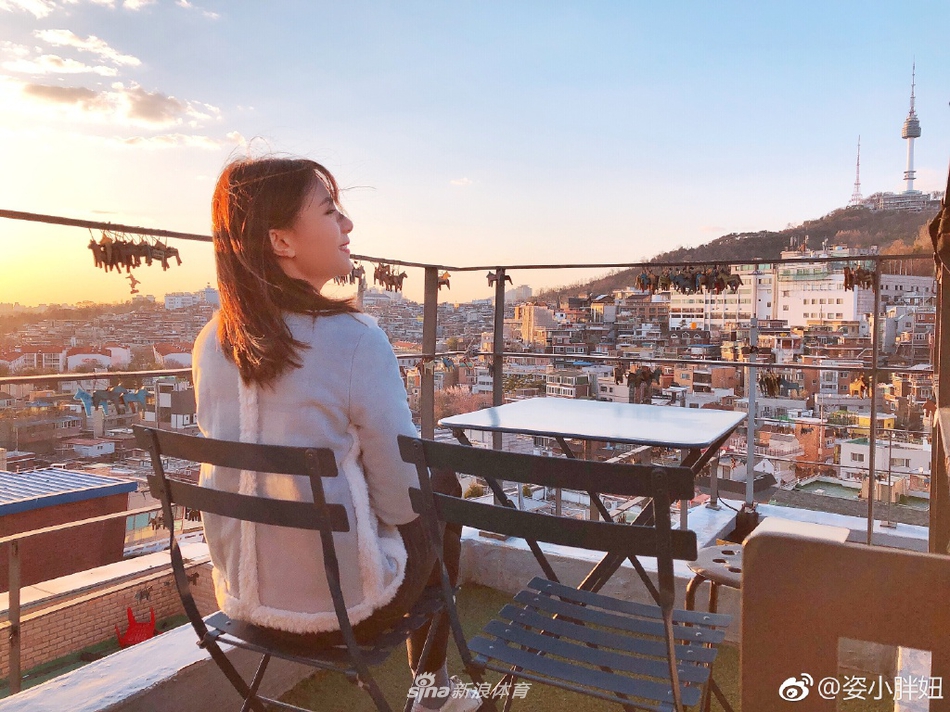 何姿出游美照穿搭时尚