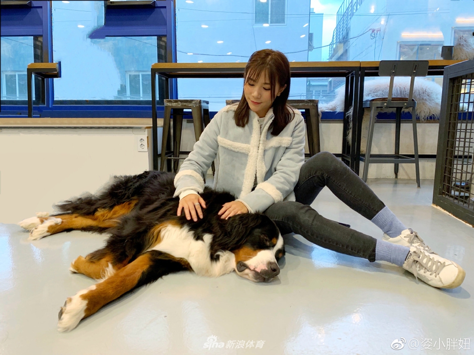 何姿出游美照穿搭时尚