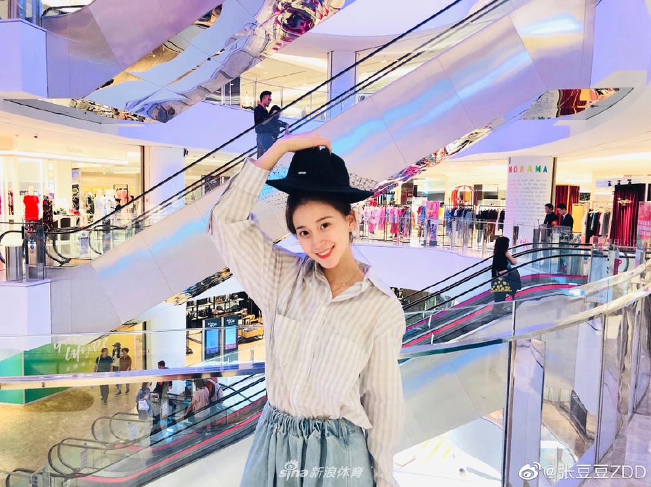 艺术体操女神张豆豆逛街美照