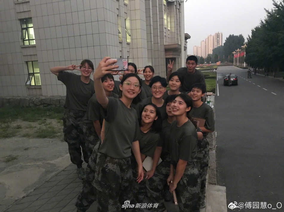 傅园慧军训照英姿飒爽