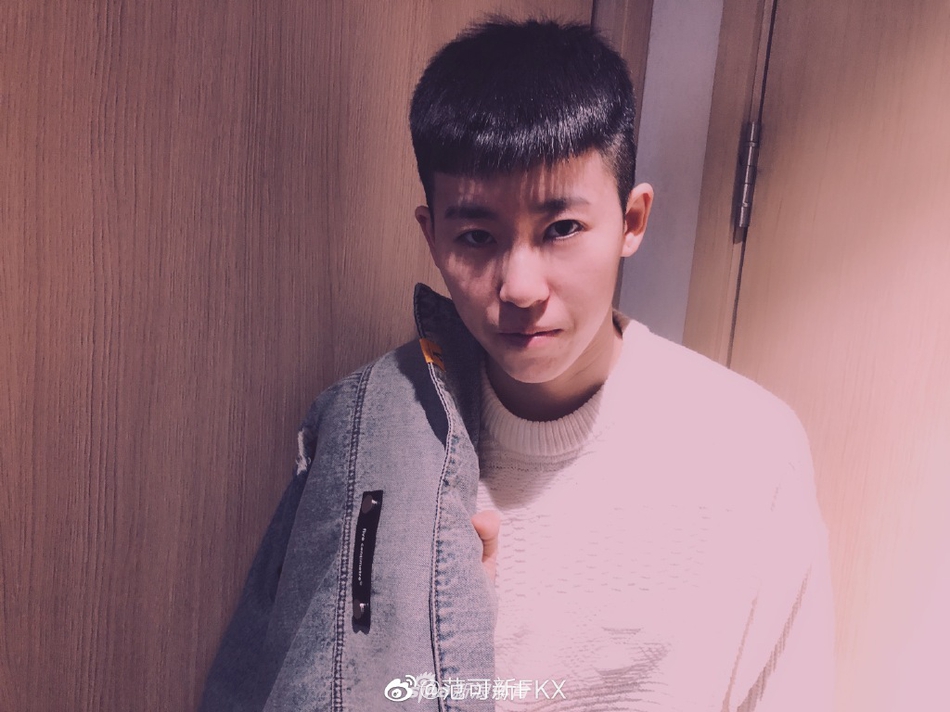 范可新晒照 新发型帅气