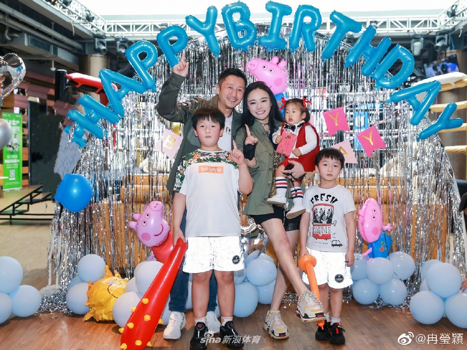 邹市明冉莹颖为小儿子庆祝一周岁生日