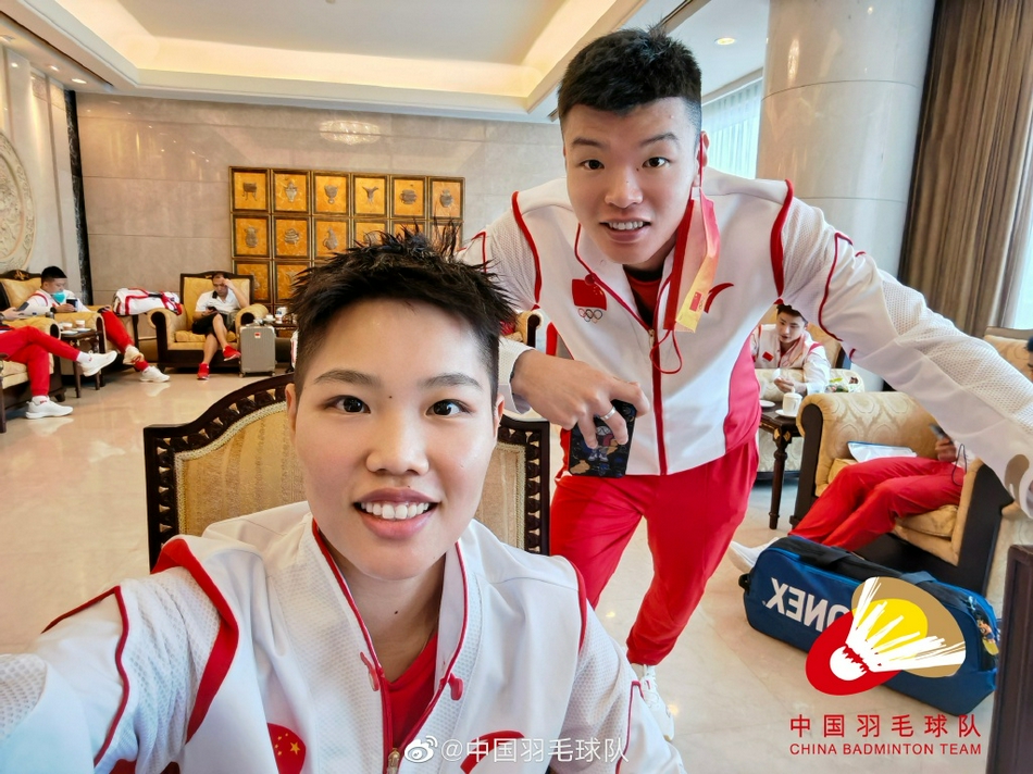 中国羽毛球队冒雨出征东京奥运会