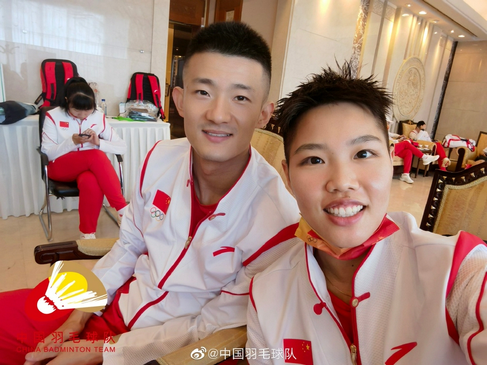 中国羽毛球队冒雨出征东京奥运会