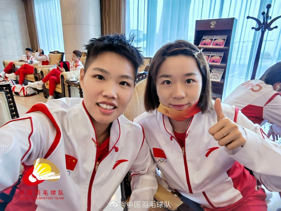 中国羽毛球队冒雨出征东京奥运会