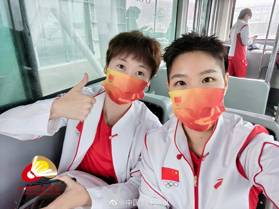 中国羽毛球队冒雨出征东京奥运会