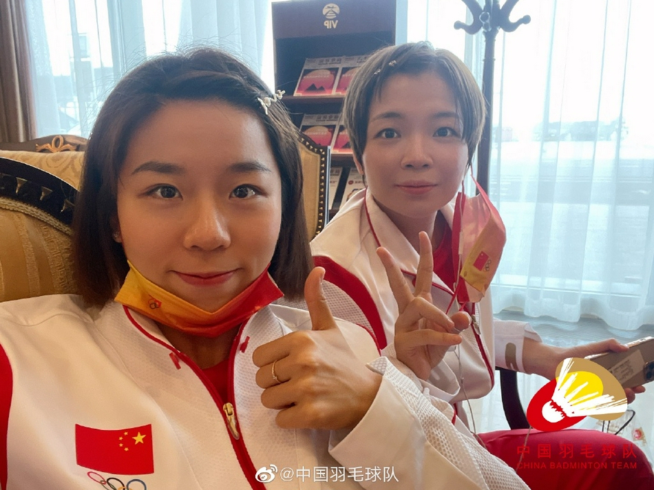 中国羽毛球队冒雨出征东京奥运会