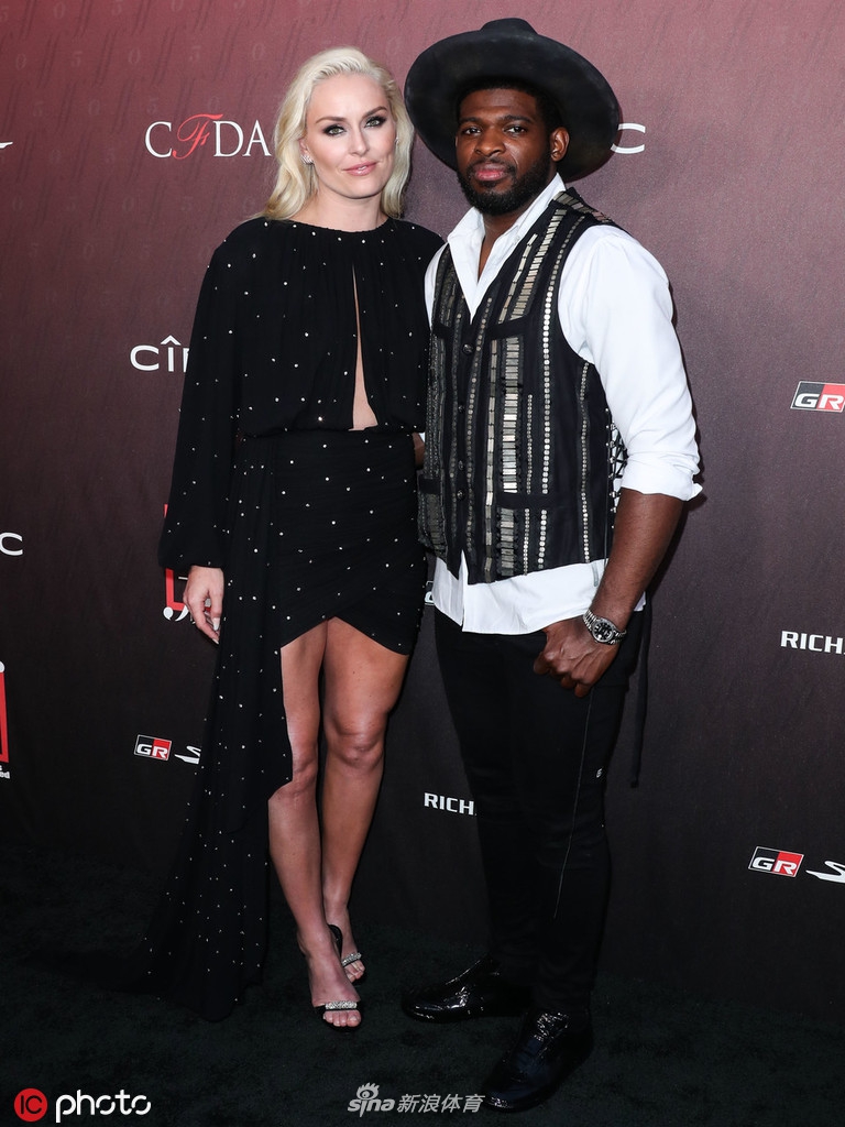 滑雪女神沃恩宣布与黑人球星订婚