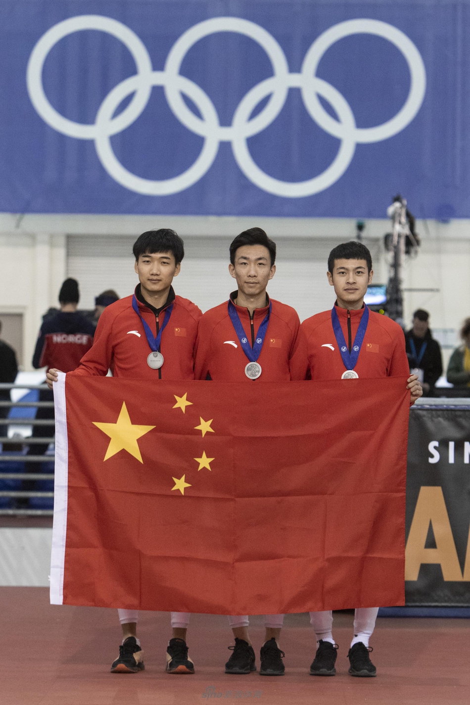 速度滑冰世锦赛中国男子团体竞速赛摘银牌
