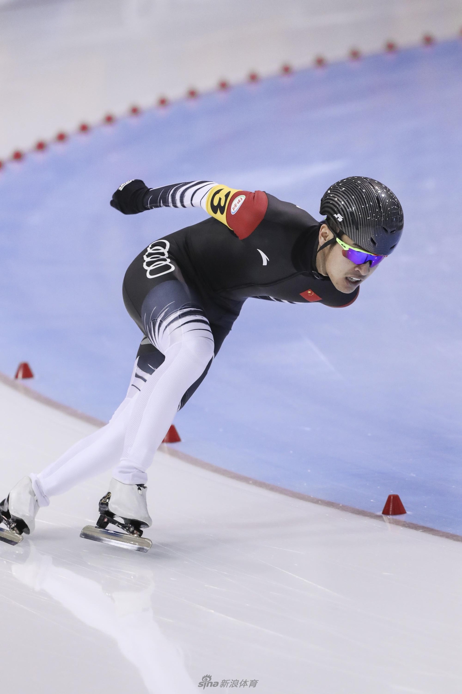 速度滑冰世锦赛中国男子团体竞速赛摘银牌