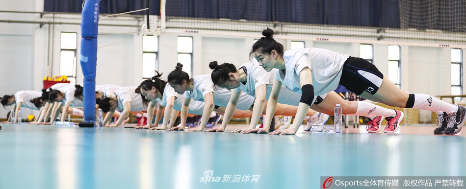 江苏女排集训备战新赛季 挥汗如雨疯狂训练