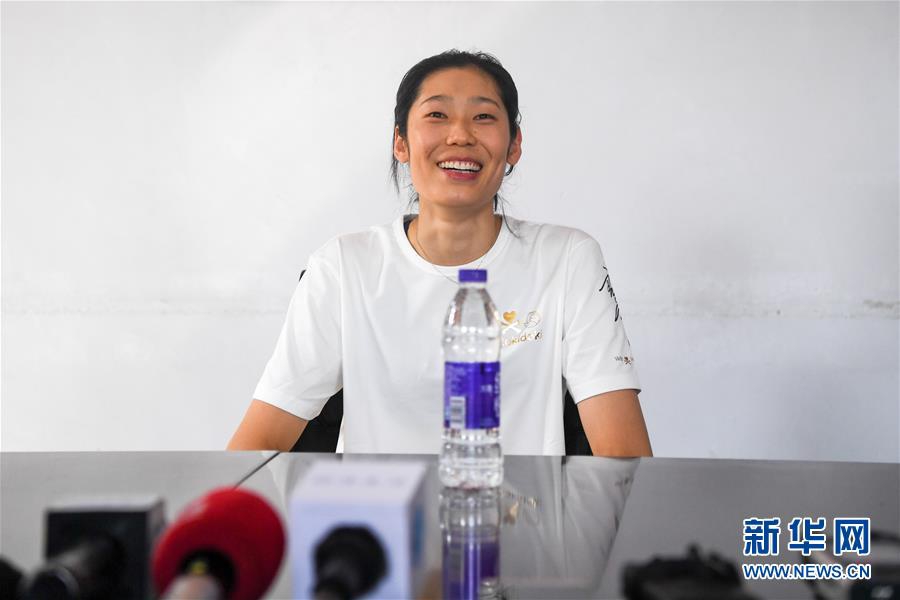 5月2日,在土耳其打球7个多月的中国女排球员朱婷回到家乡河南,在郑州