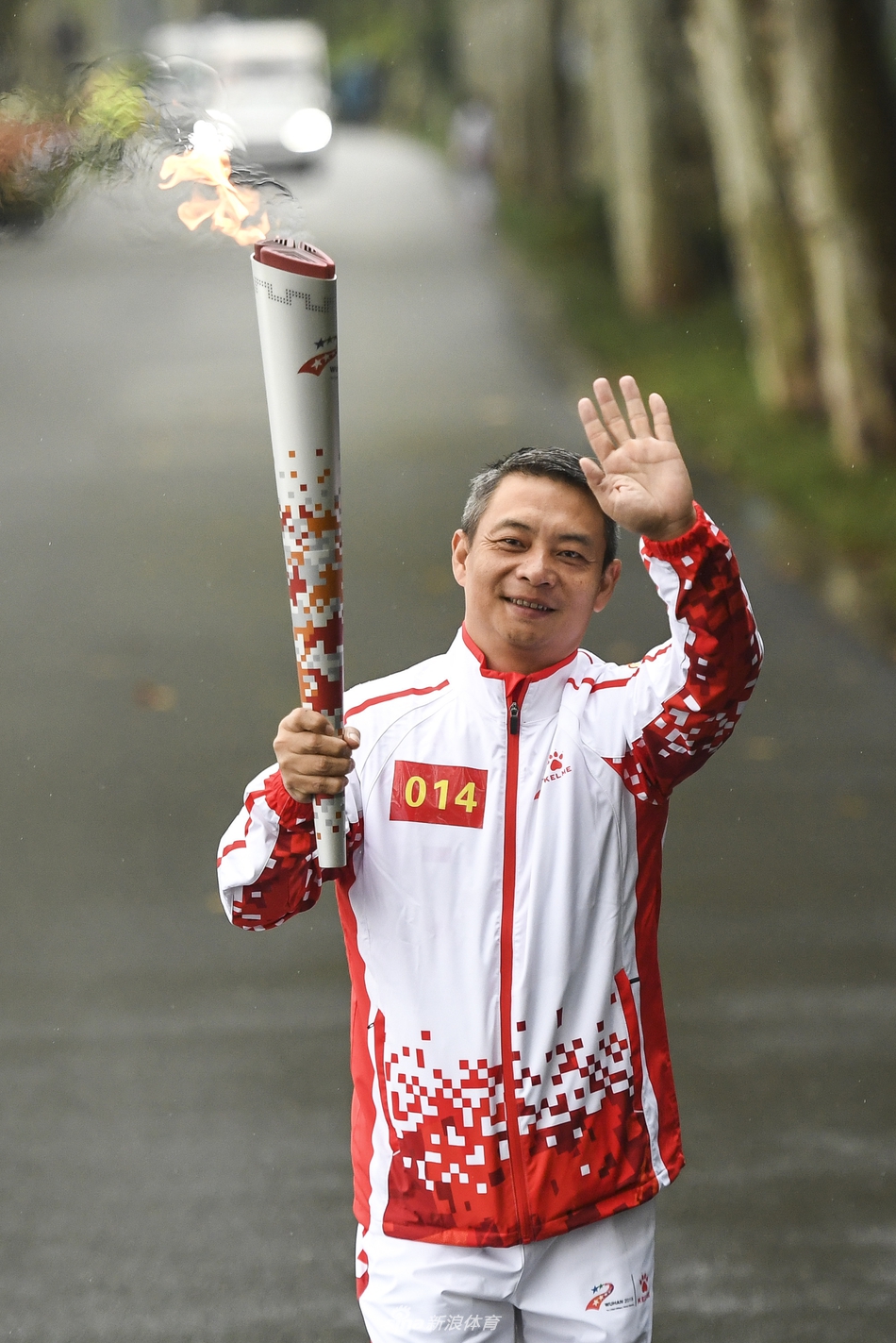 军运会火炬传递活动在武汉举行