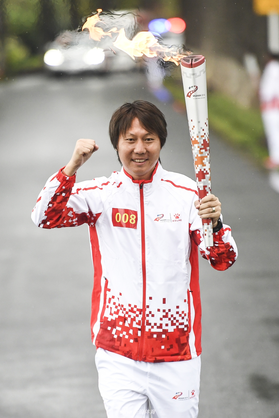 军运会火炬传递活动在武汉举行