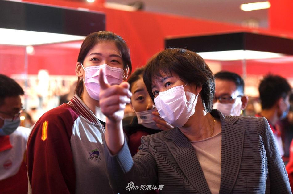 郎平参观《国家荣誉―中国女排精神展》