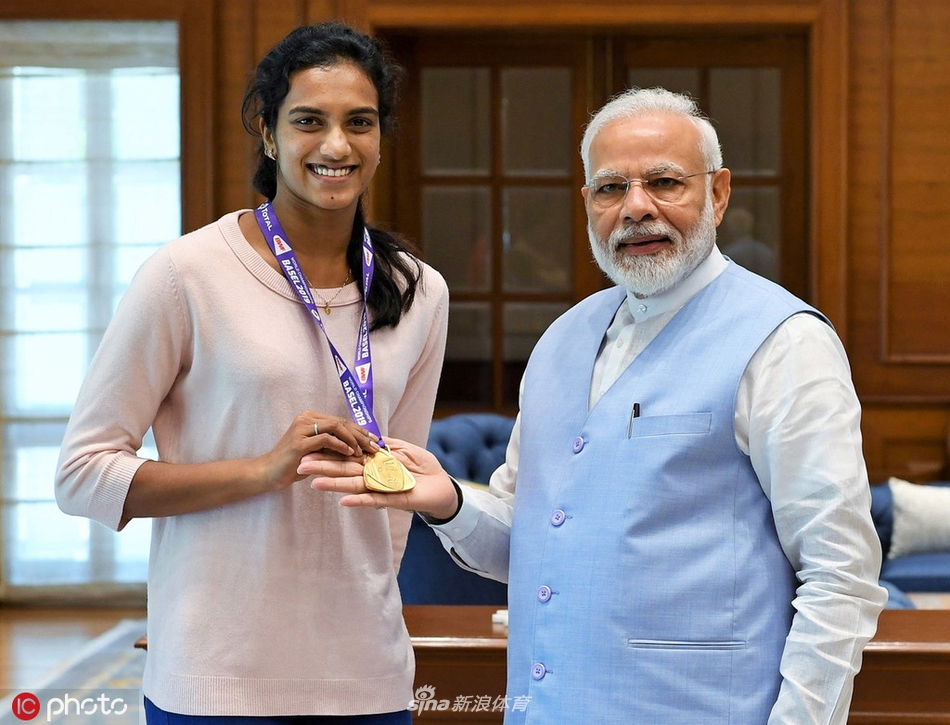 辛杜夺羽毛球世锦赛金牌 回国受表彰