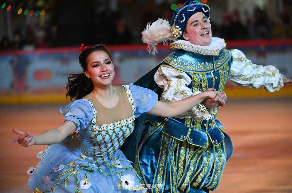 莫斯科红场露天滑冰场 扎吉托娃领衔冰上表演