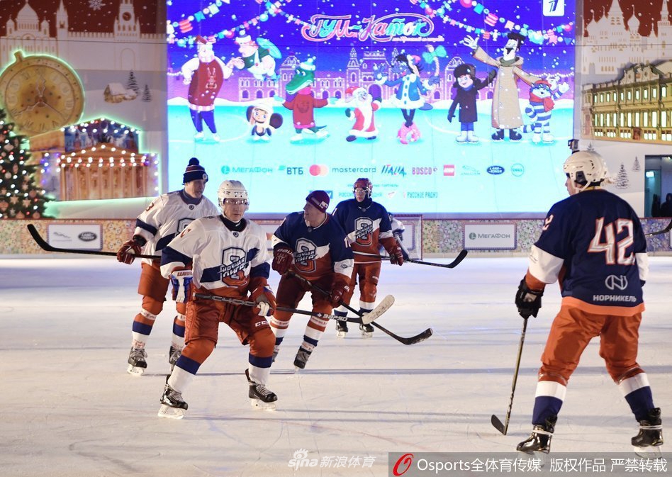 普京化身冰球选手 参加夜间冰球比赛