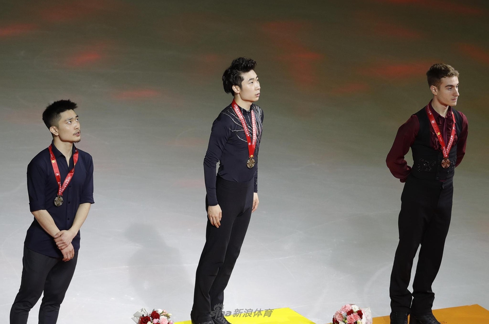 新浪直击花滑中国杯男单颁奖仪式