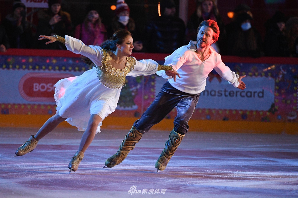 莫斯科红场露天滑冰场 扎吉托娃领衔冰上表演