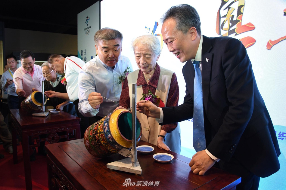 北京冬奥会特许商品“冬奥五环珐琅尊”发布