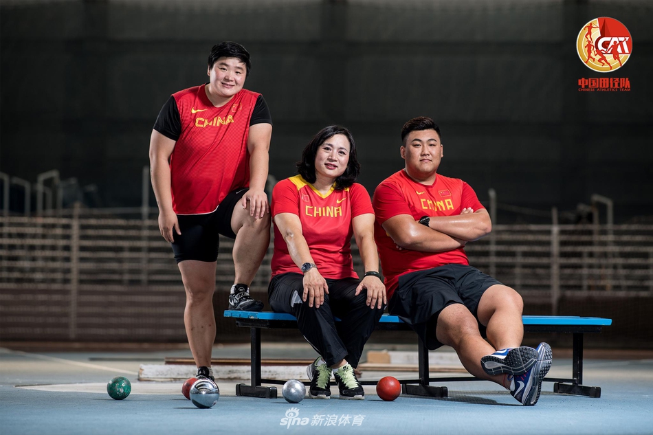 (从左至右)巩立姣、丛玉珍教练、李竣(男子铅球