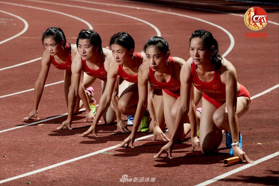 女子接力(从左至右梁小静 袁琦琦 孔令微 葛曼棋 韦永丽)