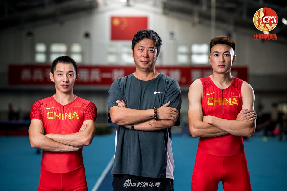 (从左至右)张耀广、徐东文教练、朱亚明陈扬和肖艳梅教练