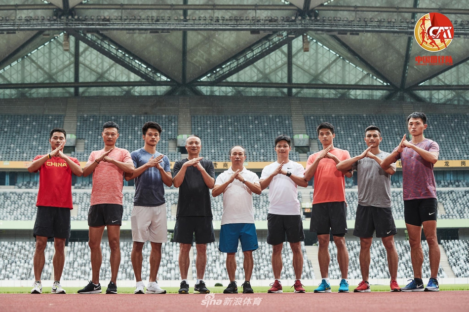 男子接力队和陶剑荣教练、袁国强教练