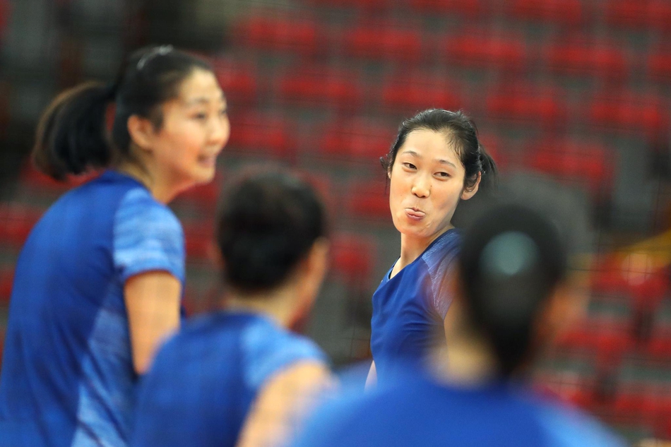 中国女排备战世锦赛六强赛 朱婷做鬼脸