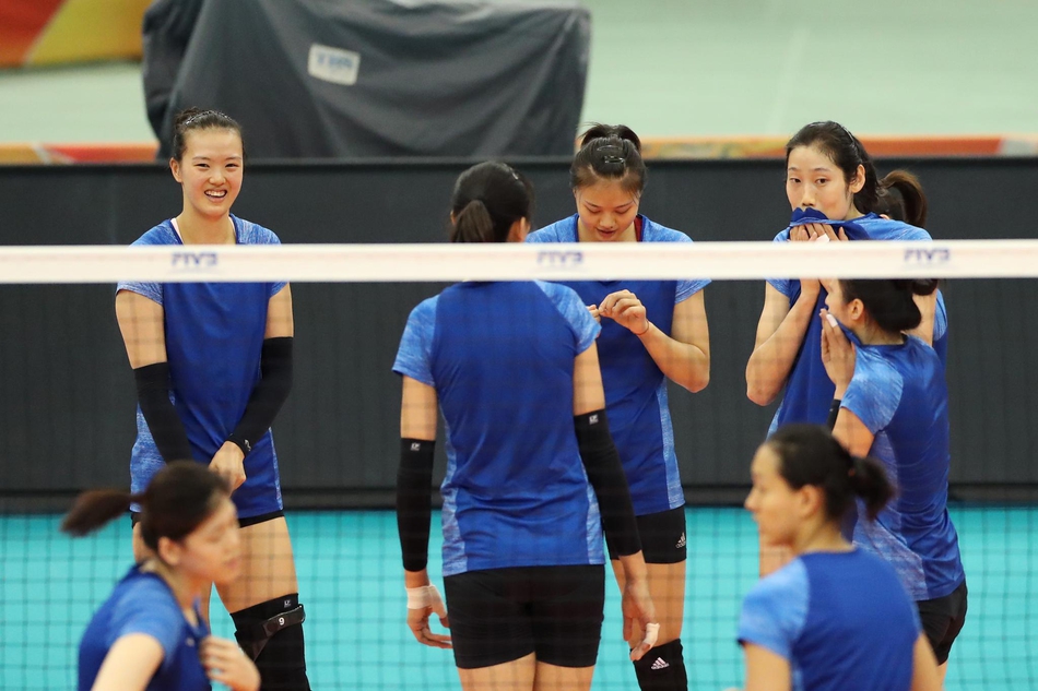 中国女排备战世锦赛六强赛 朱婷做鬼脸