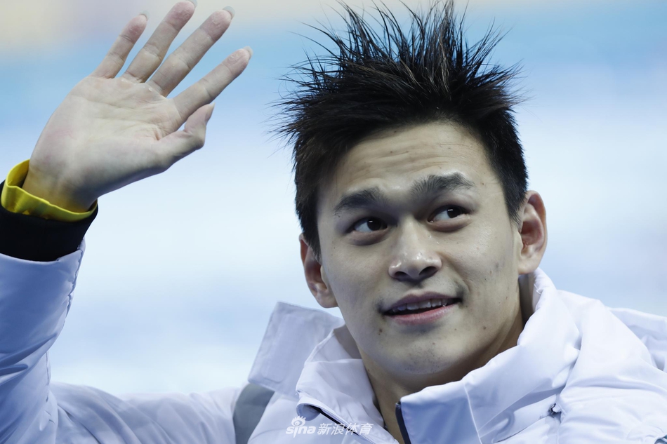 新浪直击短池世锦赛孙杨帅气亮相场边