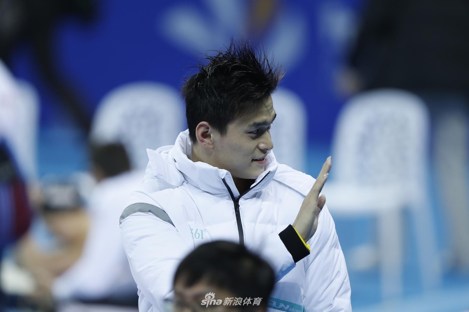 新浪直击短池世锦赛孙杨帅气亮相场边