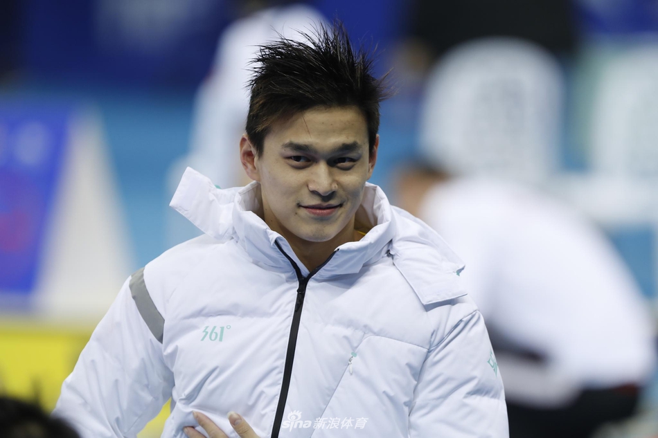 新浪直击短池世锦赛孙杨帅气亮相场边