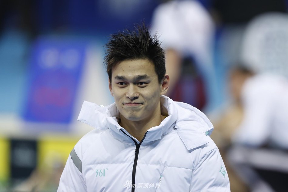 新浪直击短池世锦赛孙杨帅气亮相场边