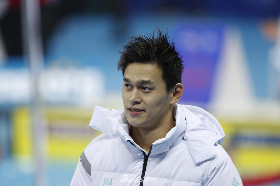 新浪直击短池世锦赛孙杨帅气亮相场边